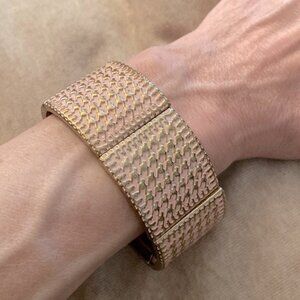 Patterned Stretch Bracelet In Light Pink & Gold Tone